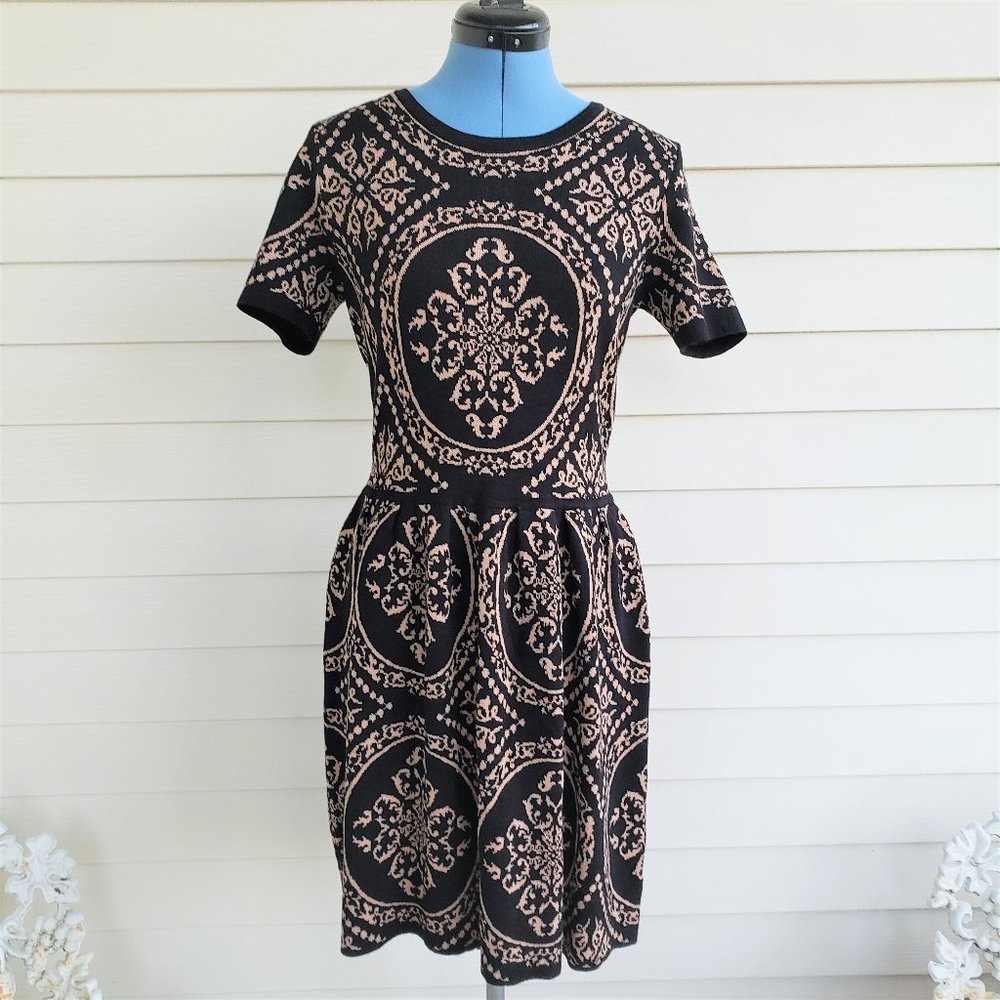 Romeo and Juliet Couture form fitting short sleeve sweater dress